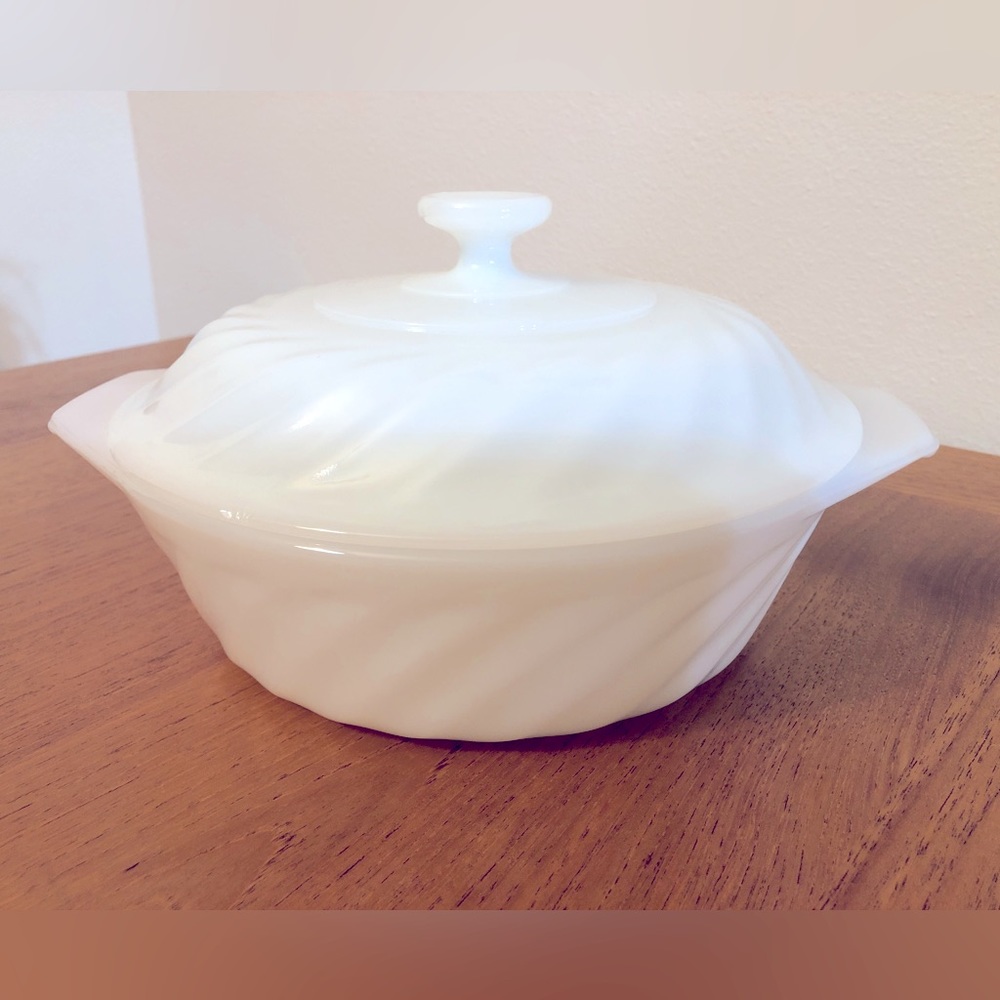 Vintage Fire King 1.5 quart Milk Glass Swirl Casserole baking dish with lid